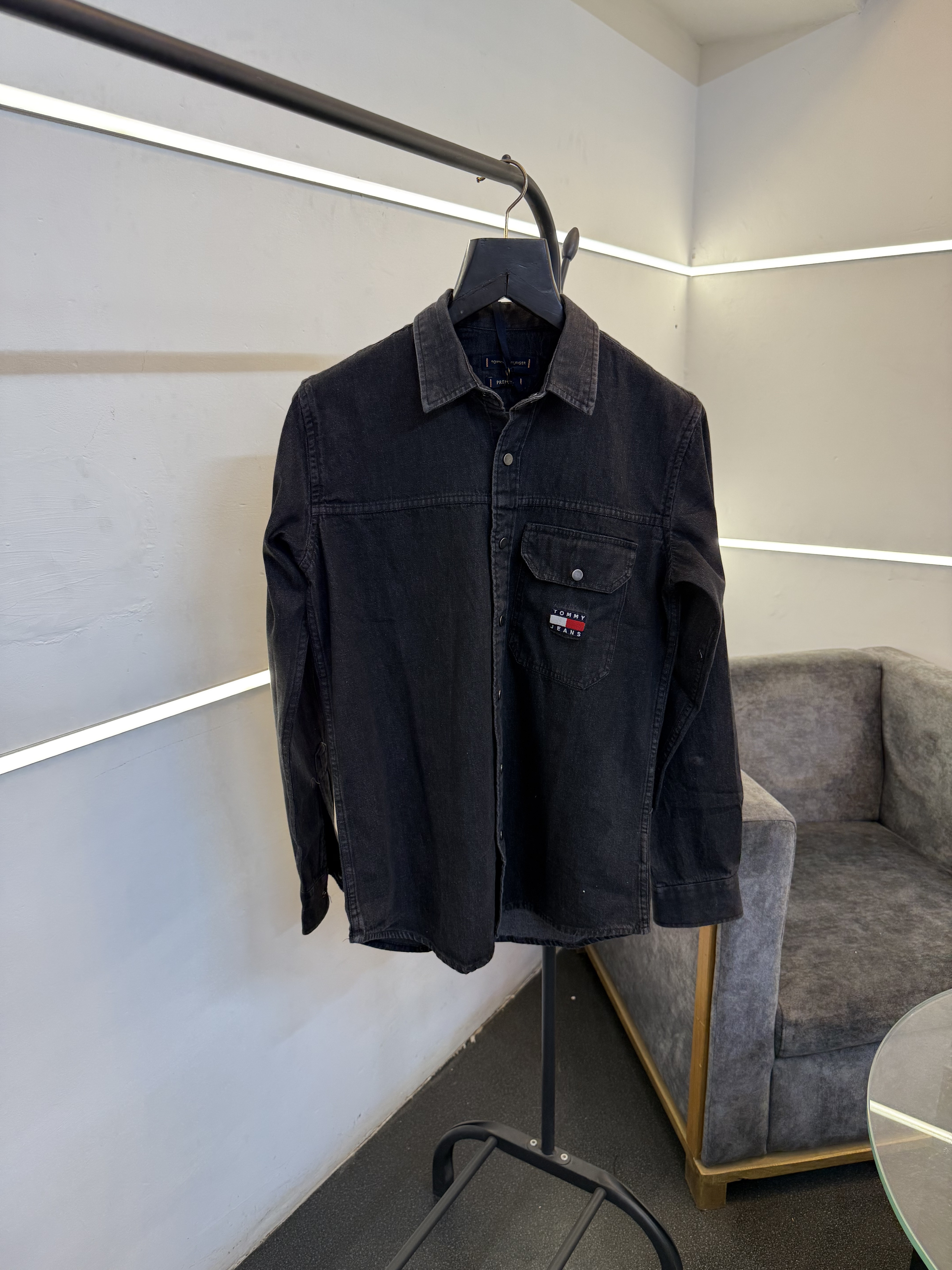 Tommy hilfigar carbon black denim shirt with front pocket and embroidery logo sale