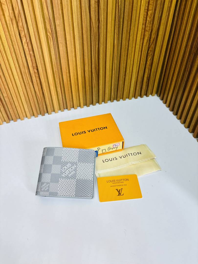 124 LV LOIUS VUTTON PREMIUM QUALITY WALLET