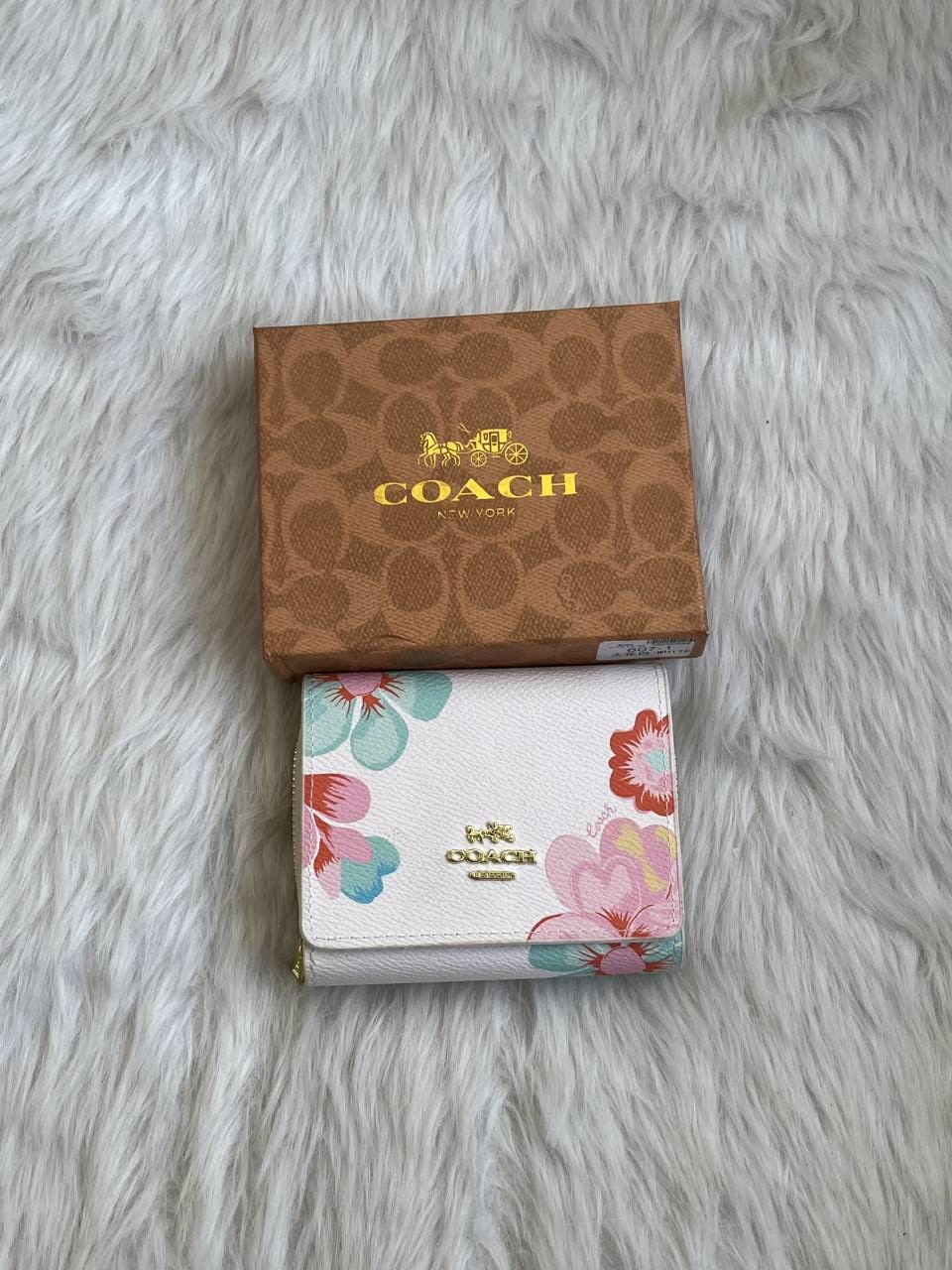 Coatch_116_White_Trifold_Wallet_With_OriginalBox_DustCover_Premium