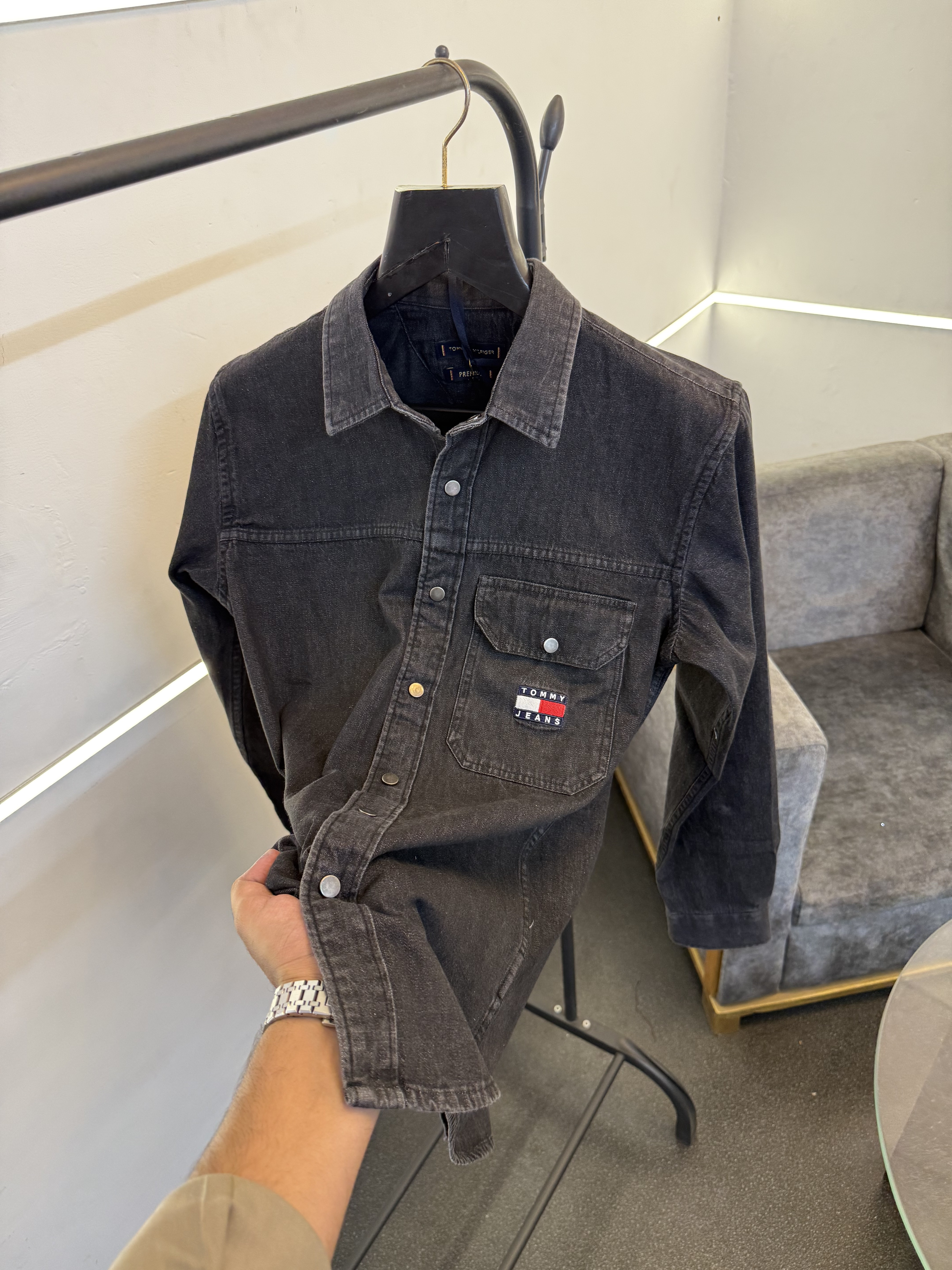 Tommy hilfigar carbon black denim shirt with front pocket and embroidery logo sale