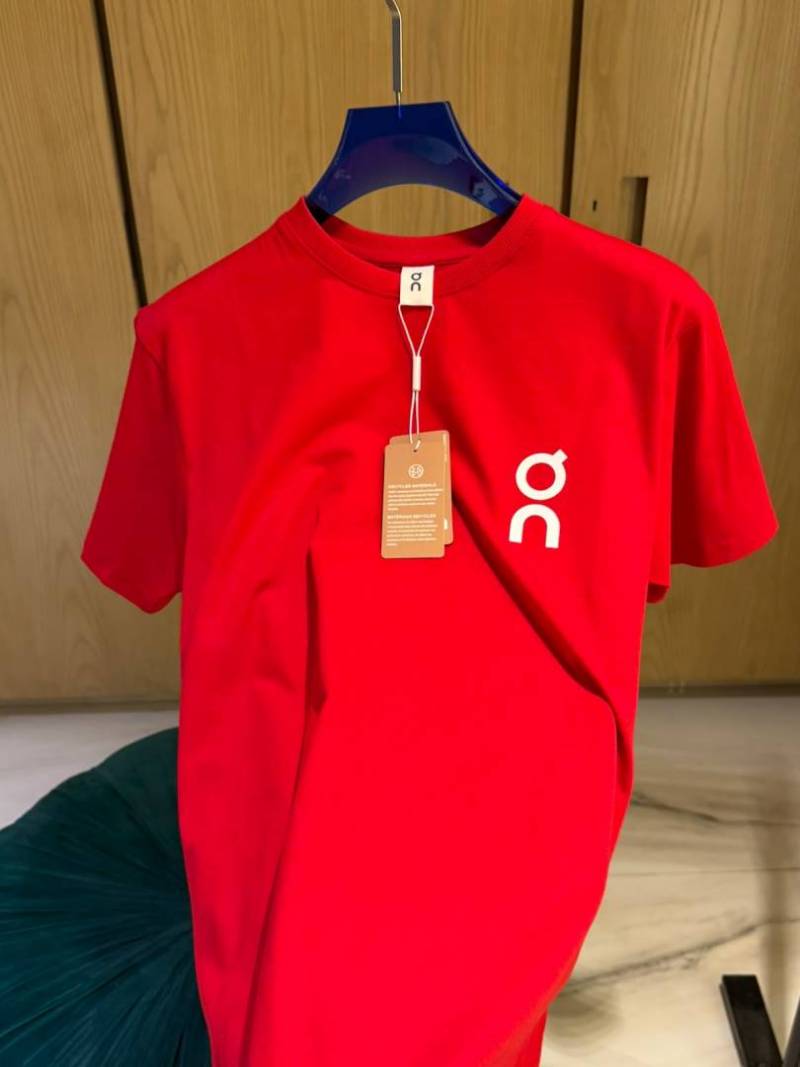 On Cloud xIMPORTED STORE ARTICLE T SHIRTxx