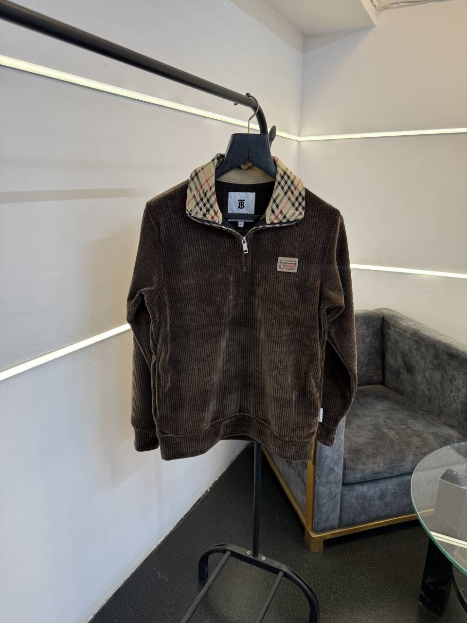 Burbery woollen knitted blend imported sweatshirt with steel logo on chest and brand zip brown