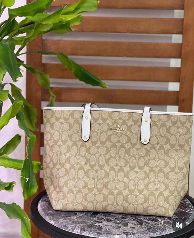 Coacch_03_city_tote_zip_Closer_Tote_With_Original_Box