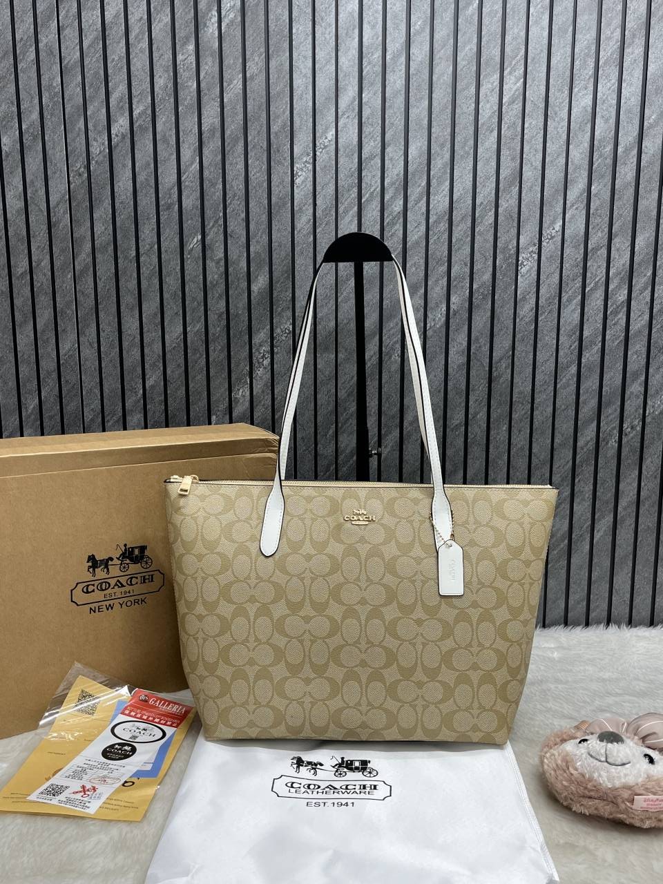 Coach_Light-Ap-White_Fiona_Top_ZipperTote_With_OriginalBox_TeddyDisneyCharm_DustCoverPacking