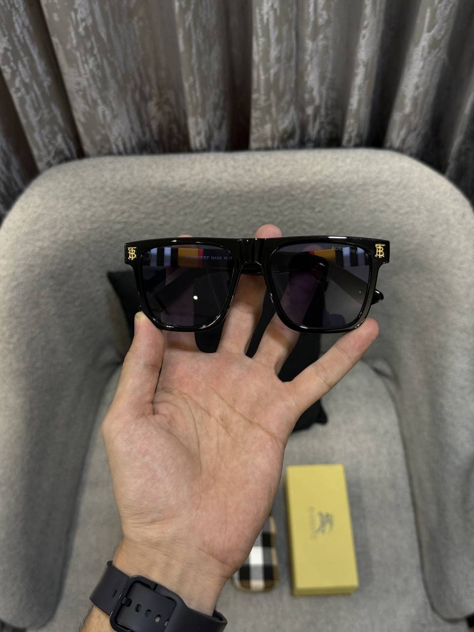Burbery 2114 Premium sunglass ( Glossy Frame )