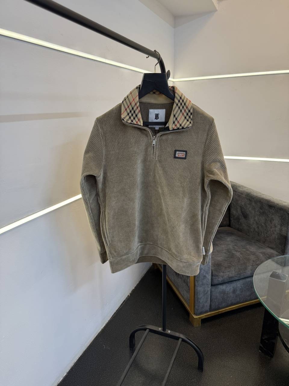 Burbery woollen knitted blend imported sweatshirt with steel logo on chest and brand zip beige