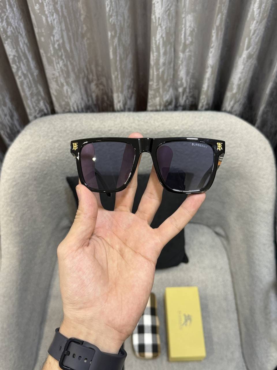 Burbery 2114 Premium sunglass ( Glossy Frame )