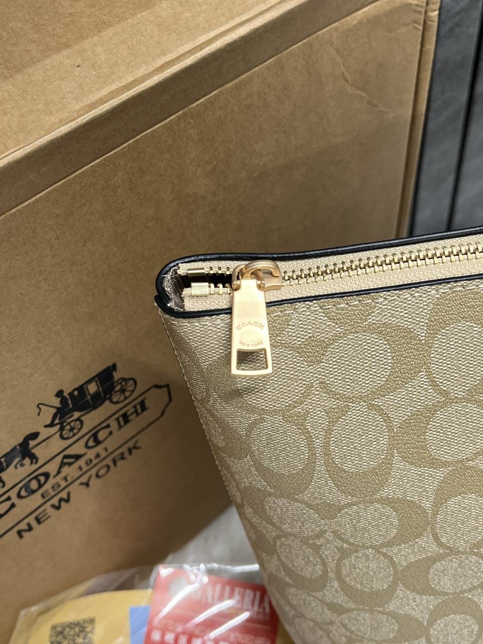 Coach_Light-Ap-White_Fiona_Top_ZipperTote_With_OriginalBox_TeddyDisneyCharm_DustCoverPacking
