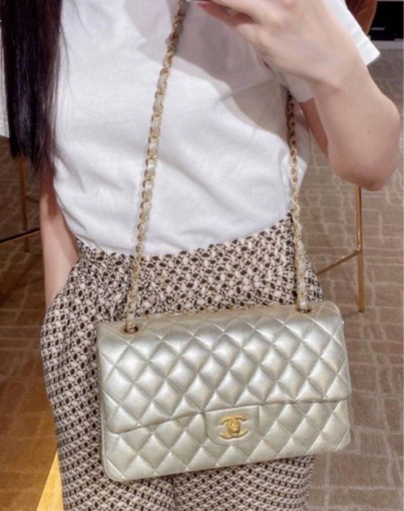 Chennel_Classic_Jumbo_Flap_Shoulder_Bag_With_OG_Box_&_Dust_Bag_(Silver-795)