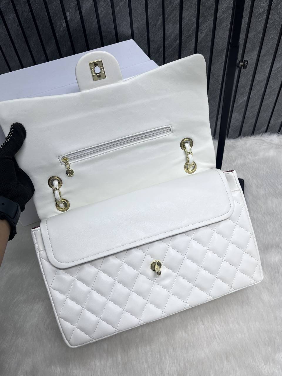 Chennel_Jumbo_Extra_Large_Size_Leather_ShoulderBag_With_OriginalPacking