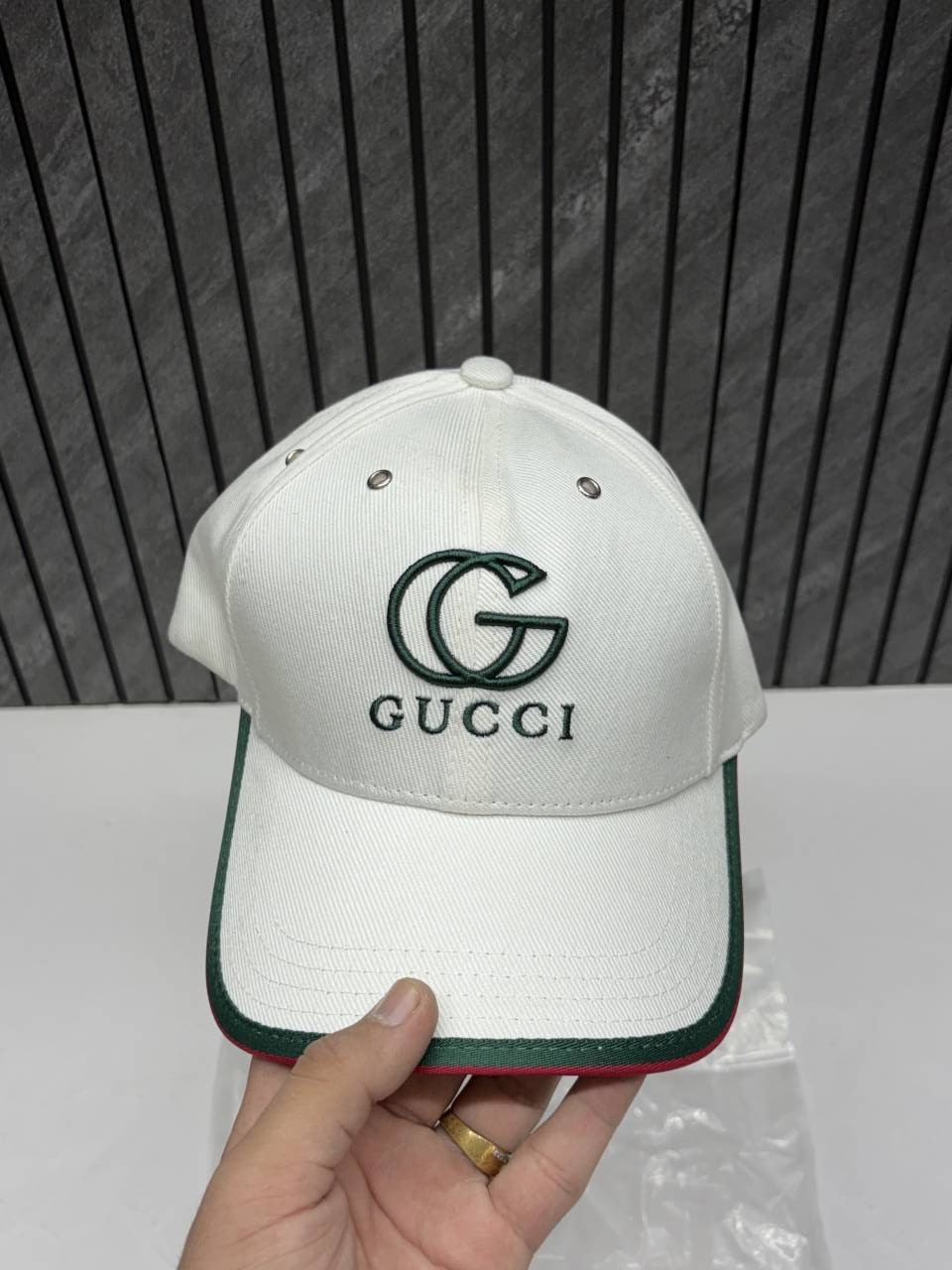 Guchi_GG_Red_And_Green_Stripes_White_Premium_Unisex_Hat_With_Original_Polly_Bag