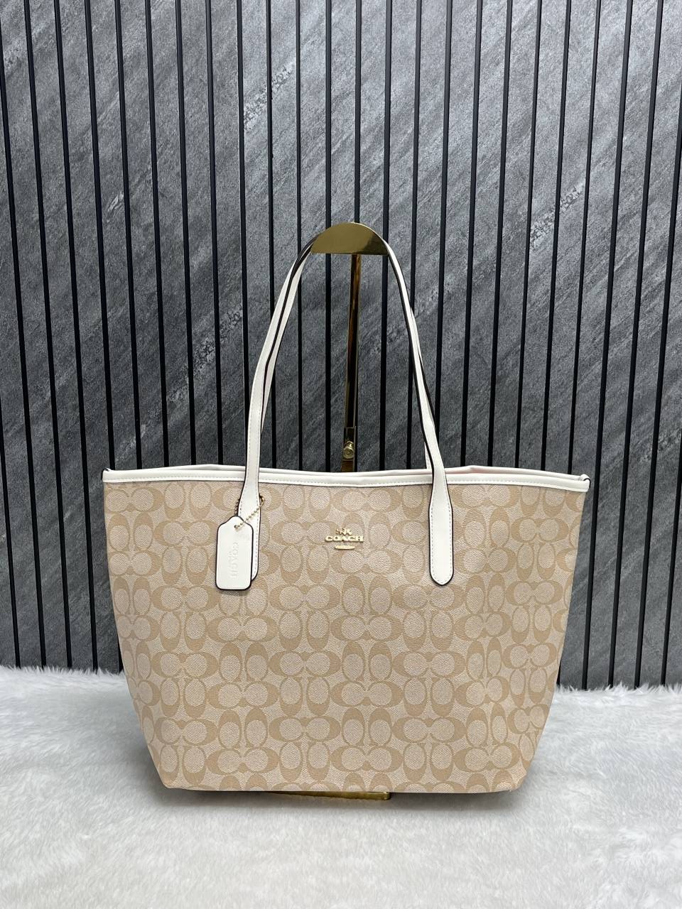 Coacch City Tote Open Tote With Magnet Closer Dustcover & Tags
