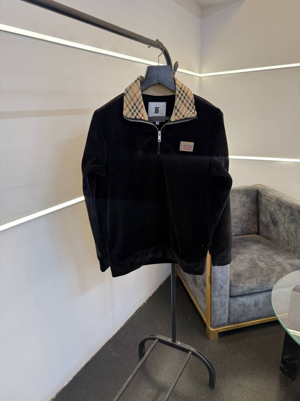 Burbery woollen knitted blend imported sweatshirt with steel logo on chest and brand zip black