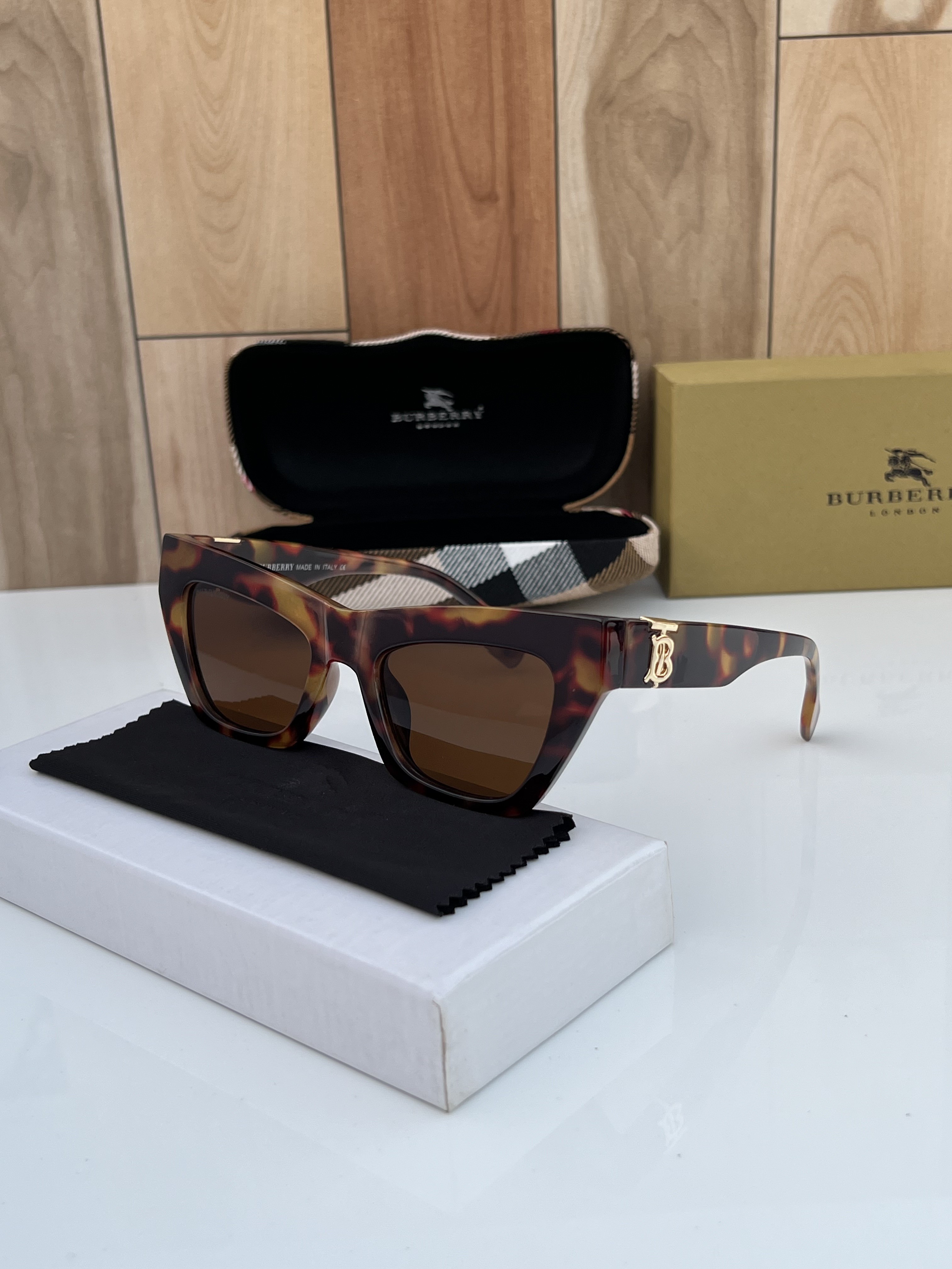 Burbery_4405_tiger_brown