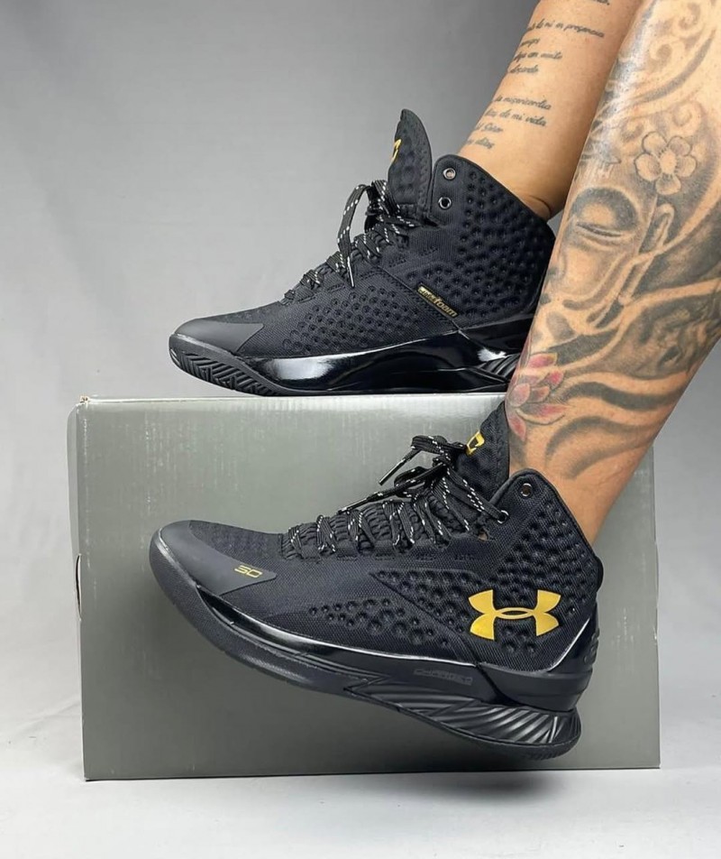 underr Armour CURRY 1 GOLD BANNER BLACKOUT