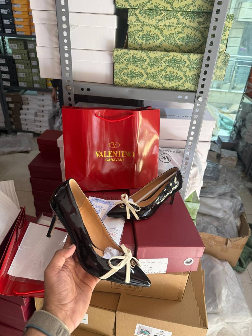 Valentyno_Pump_Heel_Elegant_Womens_Black_Patent_Leather_With_White_Knot_With_OG_Box_&_Carry_Bag_933-V9_Black
