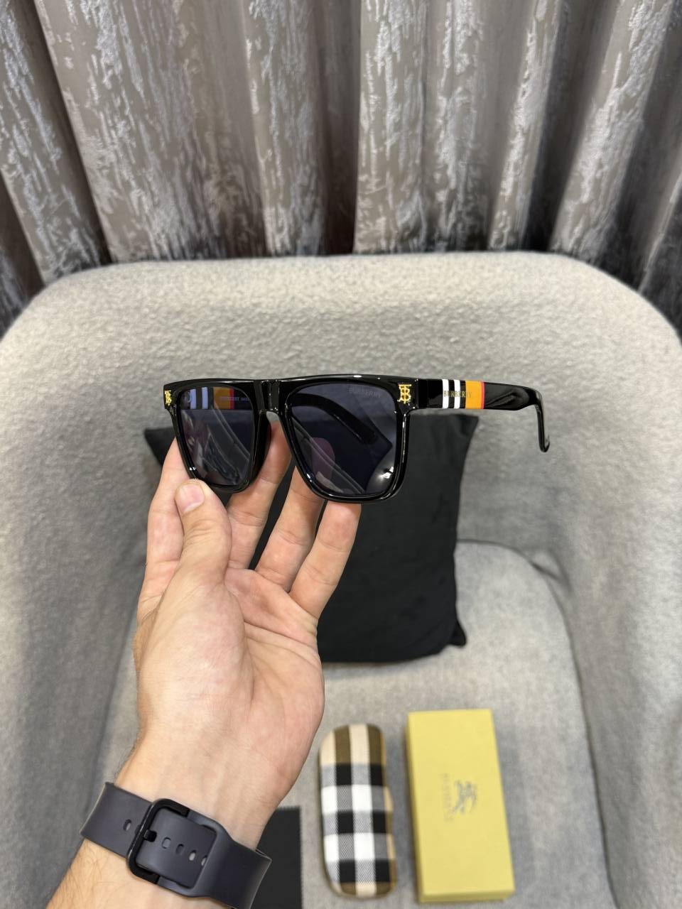 Burbery 2114 Premium sunglass ( Glossy Frame )