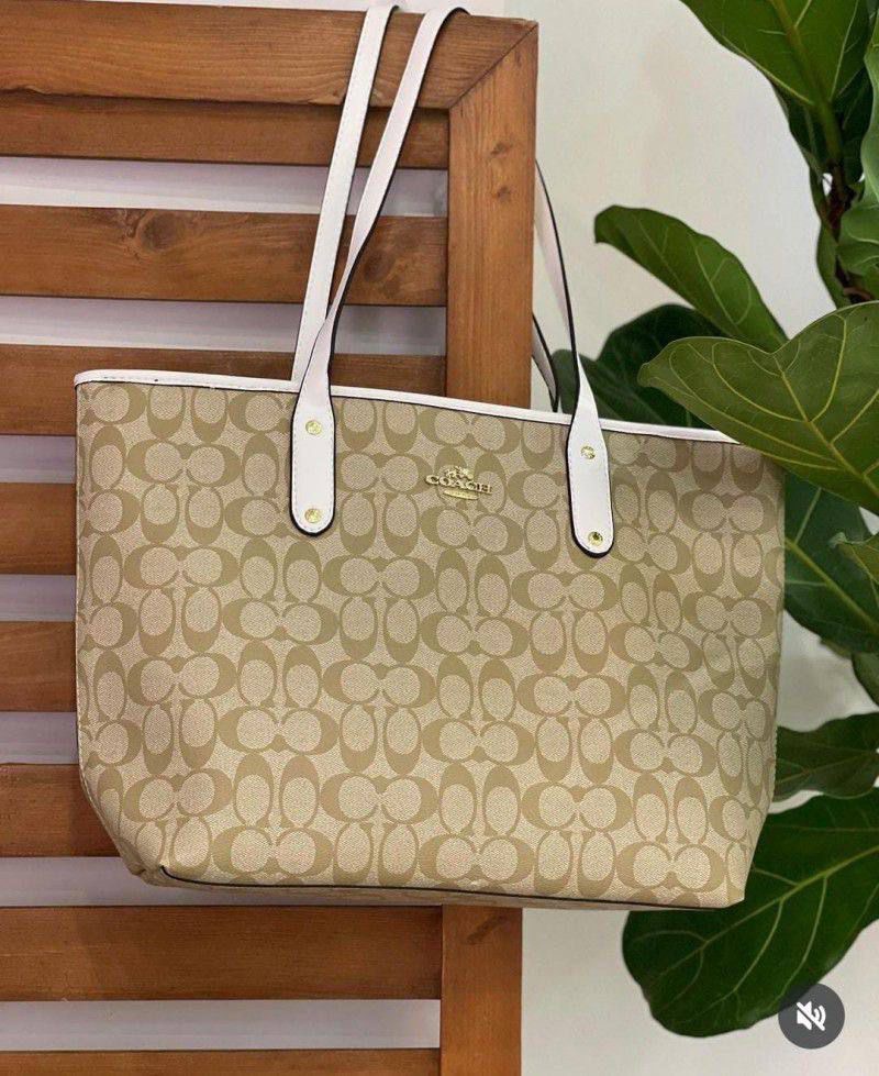Coacch_03_city_tote_zip_Closer_Tote_With_Original_Box