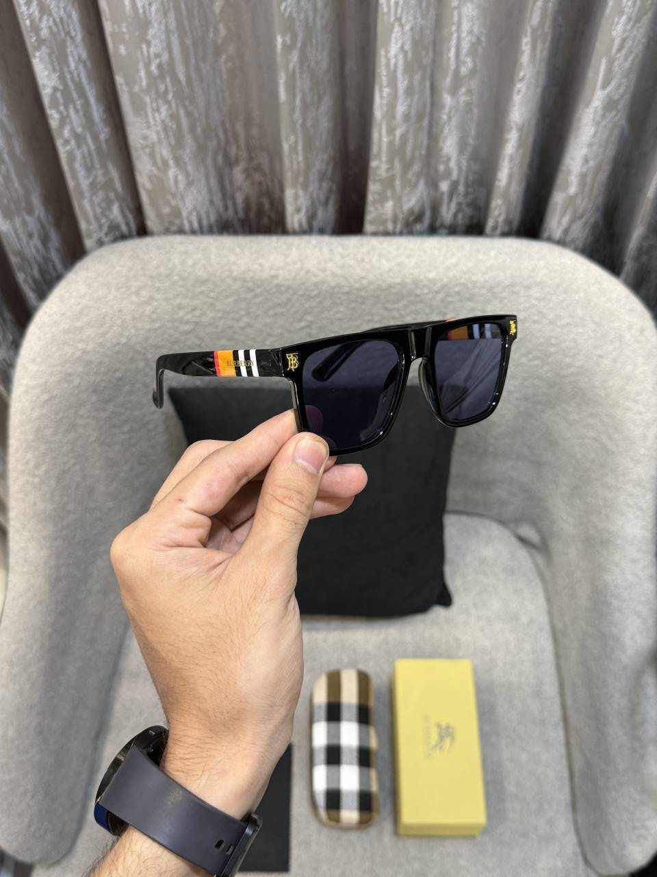 Burbery 2114 Premium sunglass ( Glossy Frame )