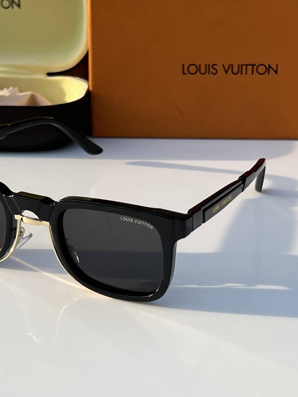 Loius vutton_1008_black_gold_sunglass