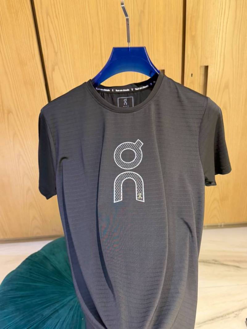On Cloud IMPORTED STORE ARTICLE T SHIRTx