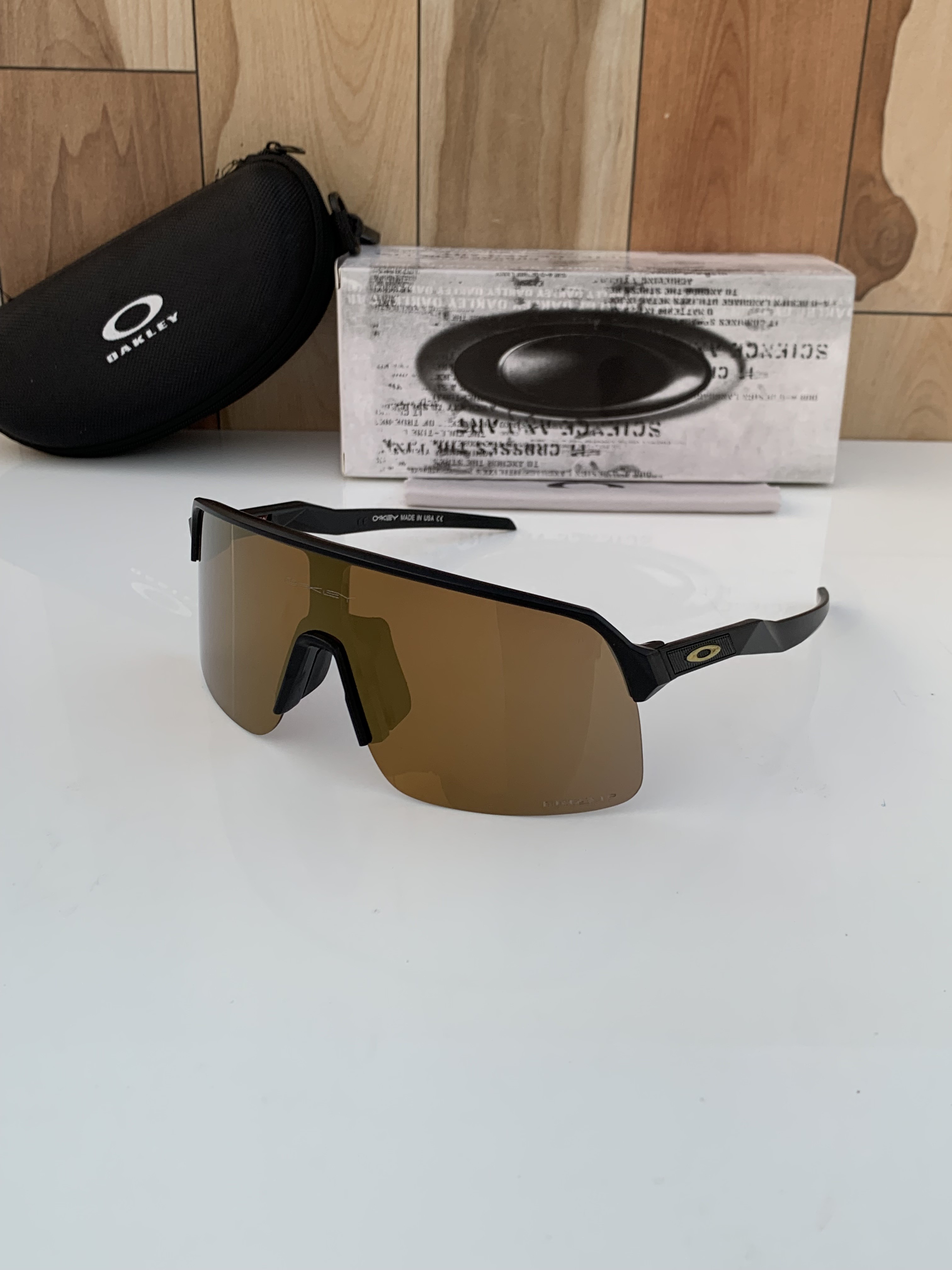 Oakley 9463 black brown