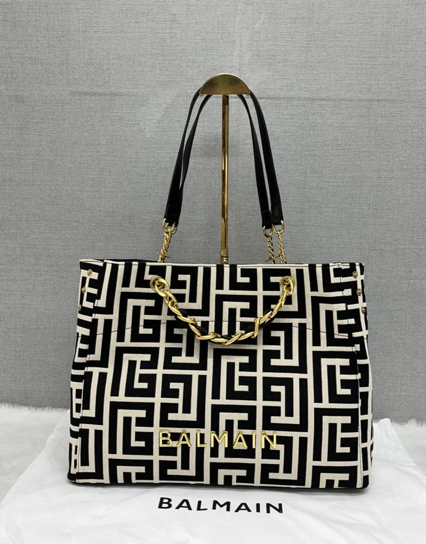 Balmaiin Logo Plaque Large Tote With DustCover