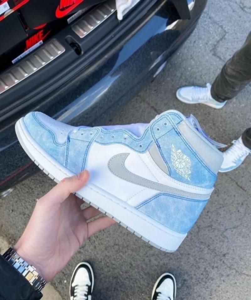 ..Nikke Air Jordan 1 Hyper Royal