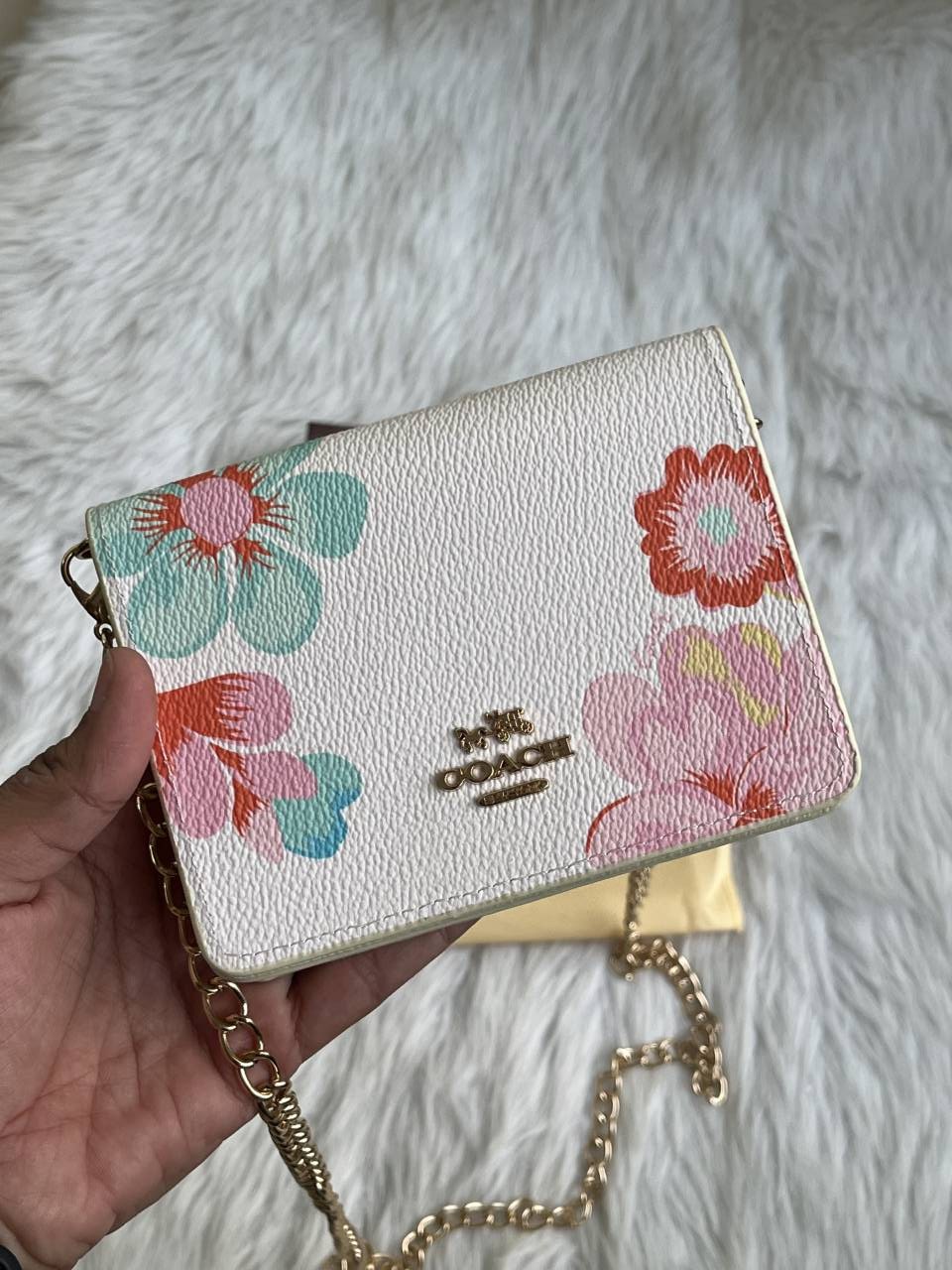 Coatch_122_White_ChainOnWallet_With_OriginalBox_DustCover_BrandCard