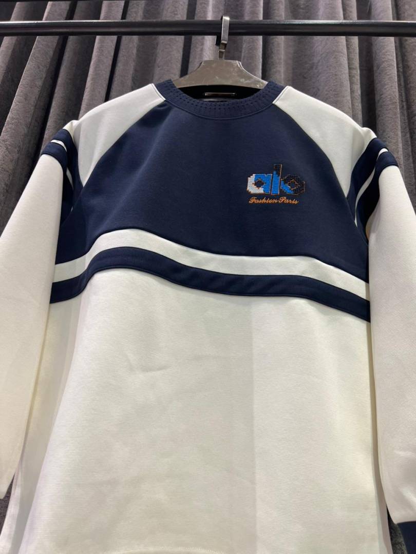 ALO IMPORTED SWEATSHIRT STORE ARTICLE NAVY AND CREAM