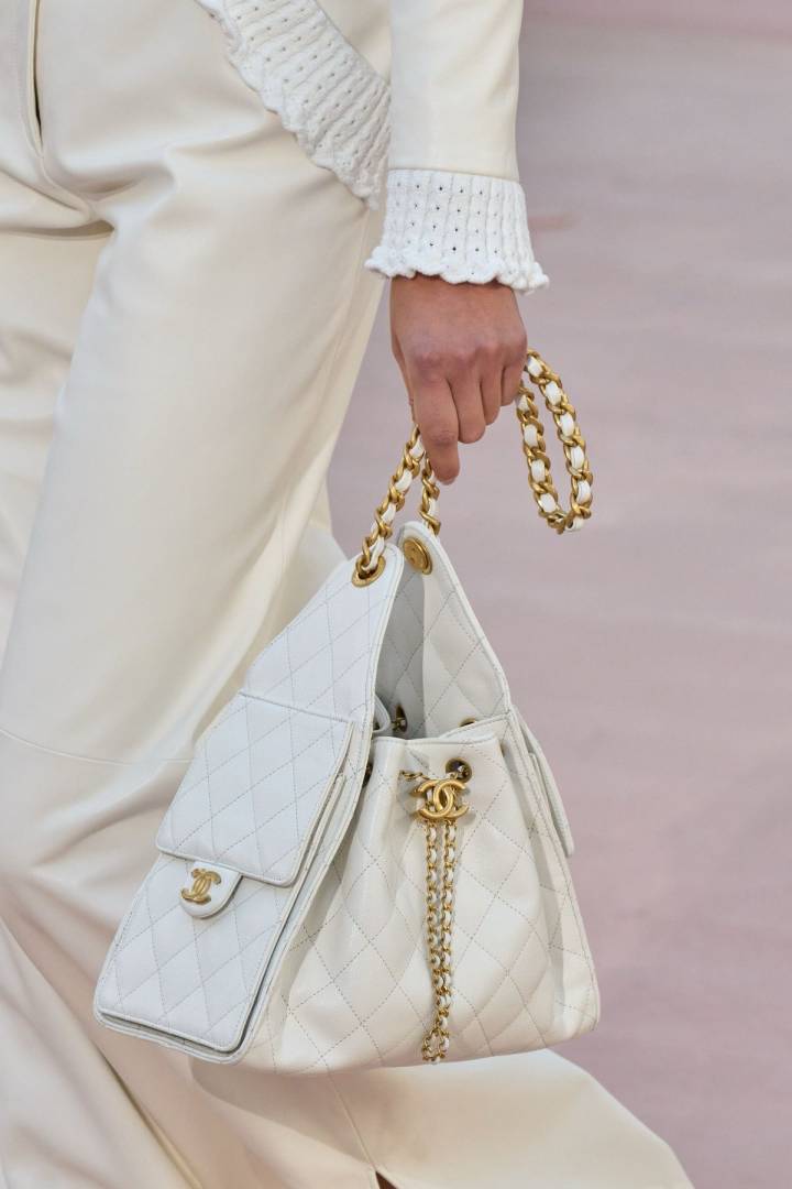 Chaneel_CB_25_White_Medium_Shoulderbag_With_OriginalBox_CarryBag_DustCover