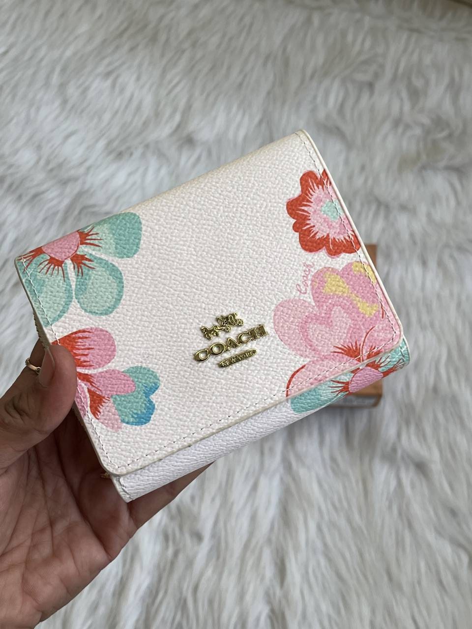 Coatch_116_White_Trifold_Wallet_With_OriginalBox_DustCover_Premium
