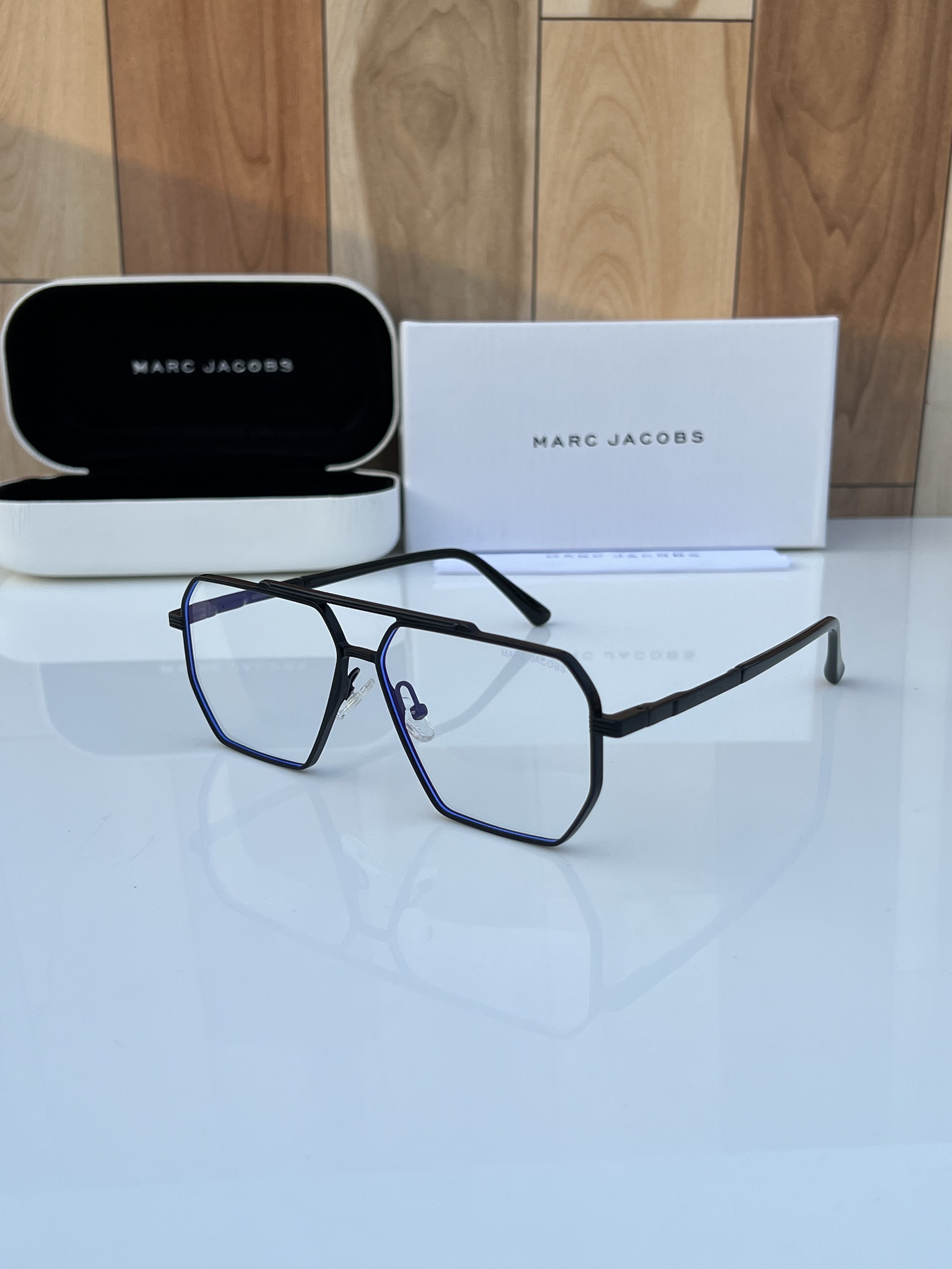 Marc_jacobs_510_black_plano video