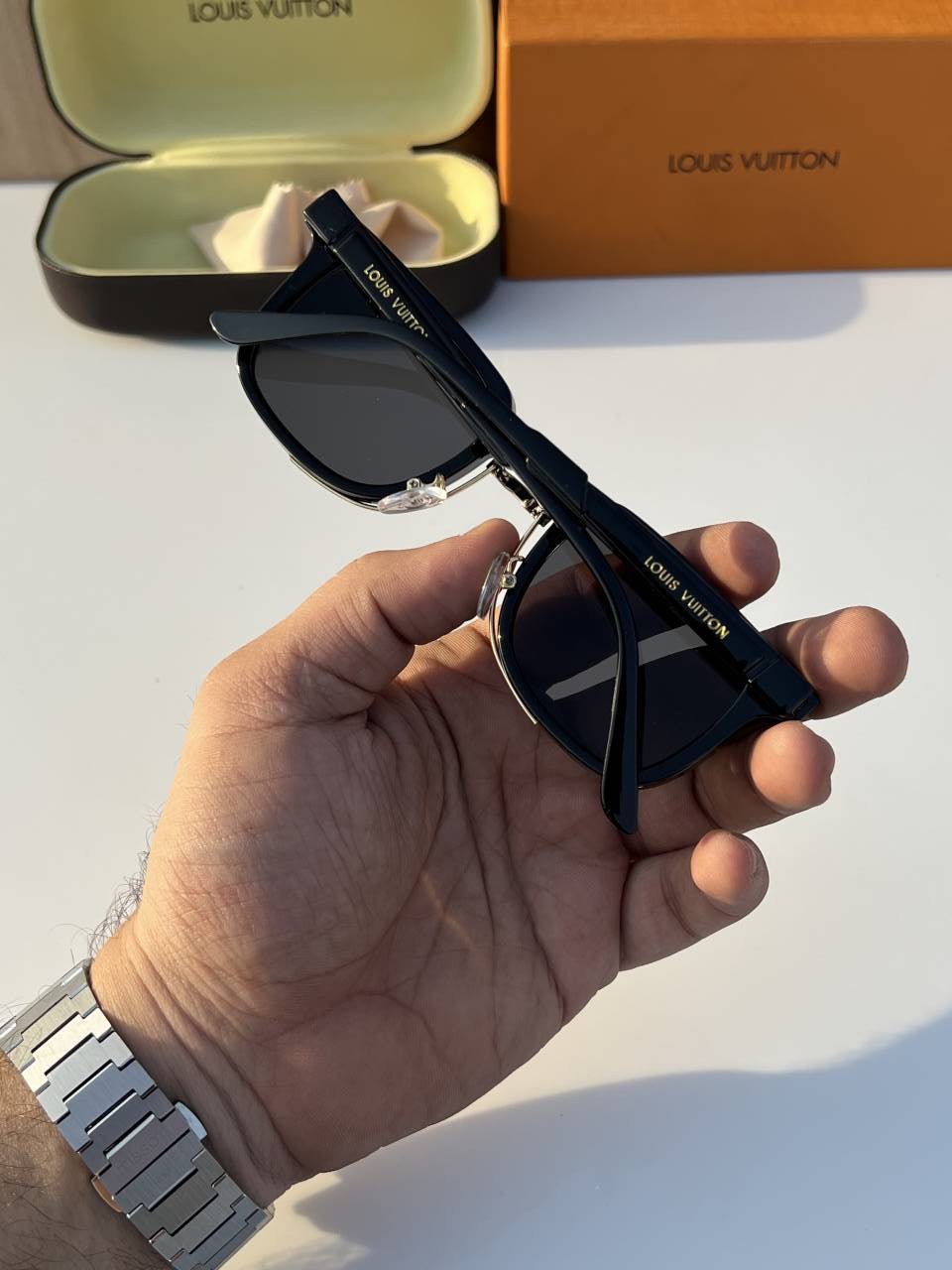 Loius vutton_1008_black_gold_sunglass