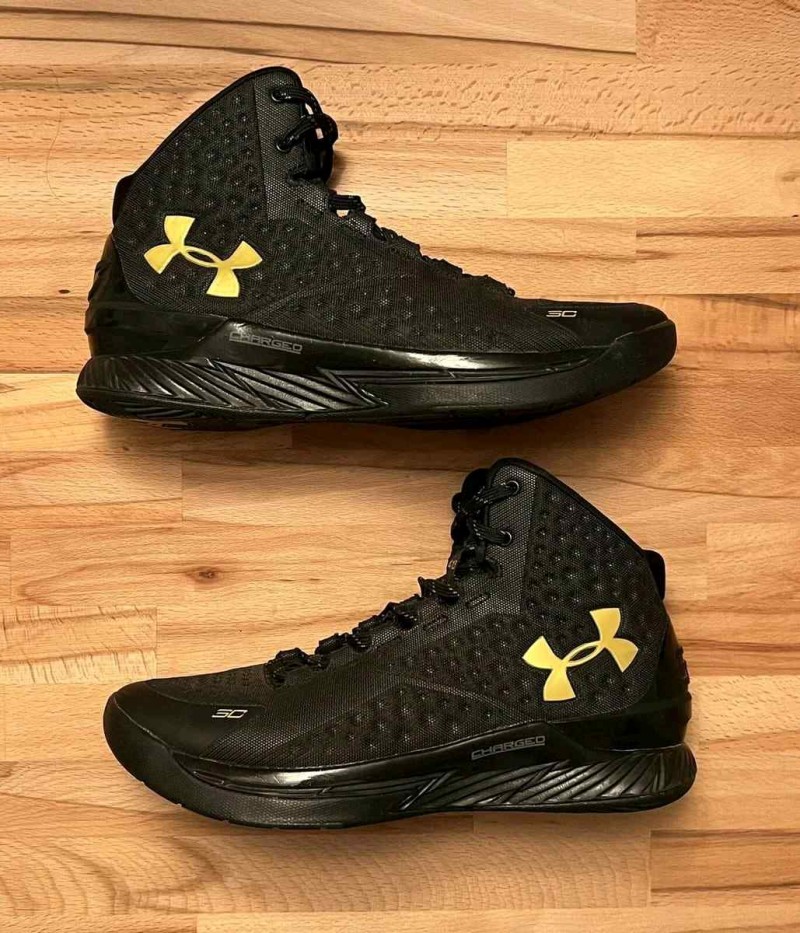 UNDERR ARMOUR UA CURRY 1 GOLD BANNER BLACKOUT