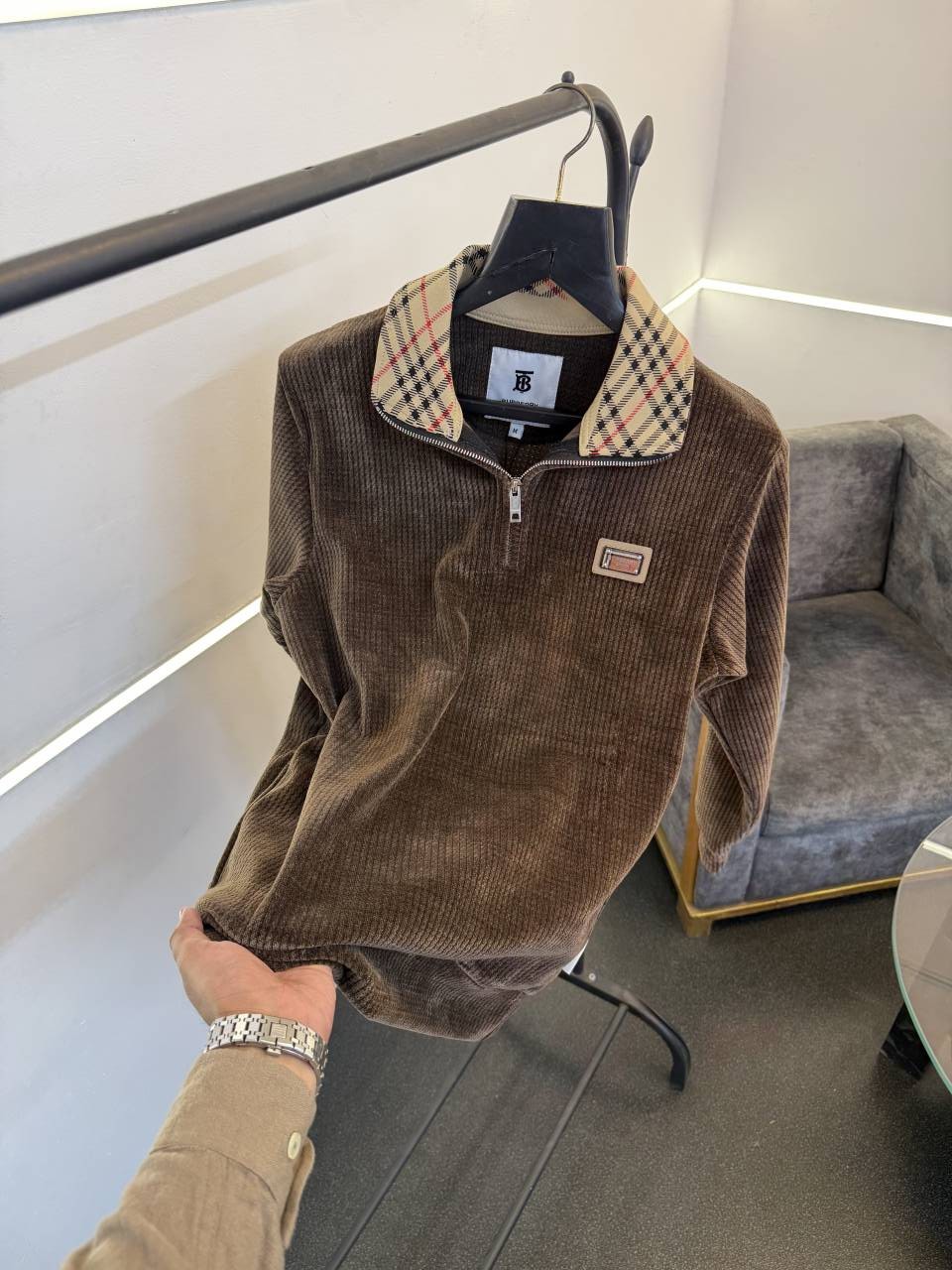 Burbery woollen knitted blend imported sweatshirt with steel logo on chest and brand zip brown